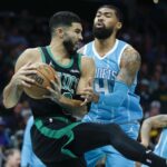 Tatum anota 32, Celtics se despegan y vencen a Hornets 124-109 tras expulsión de 2 jugadores