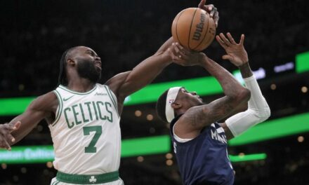 Jaylen Brown anota 29 puntos para que Celtics se aferren a vencer 107-105 a Timberwolves