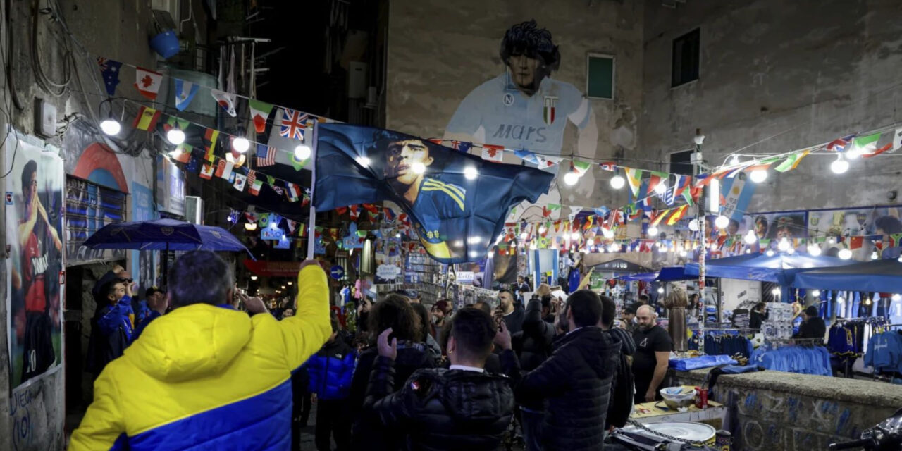 Napoli y sus aficionados rinden homenaje a Maradona en 4to aniversario de su muerte