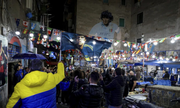 Napoli y sus aficionados rinden homenaje a Maradona en 4to aniversario de su muerte