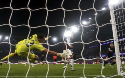 ‘Dibu’ desfila con sus premios y los justifica con una gran atajada por el Villa en la Champions