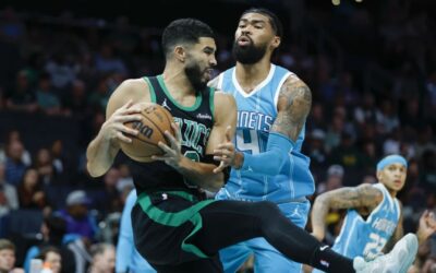 Tatum anota 32, Celtics se despegan y vencen a Hornets 124-109 tras expulsión de 2 jugadores