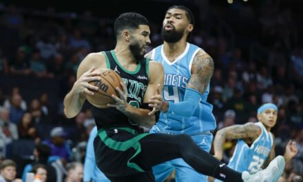 Tatum anota 32, Celtics se despegan y vencen a Hornets 124-109 tras expulsión de 2 jugadores