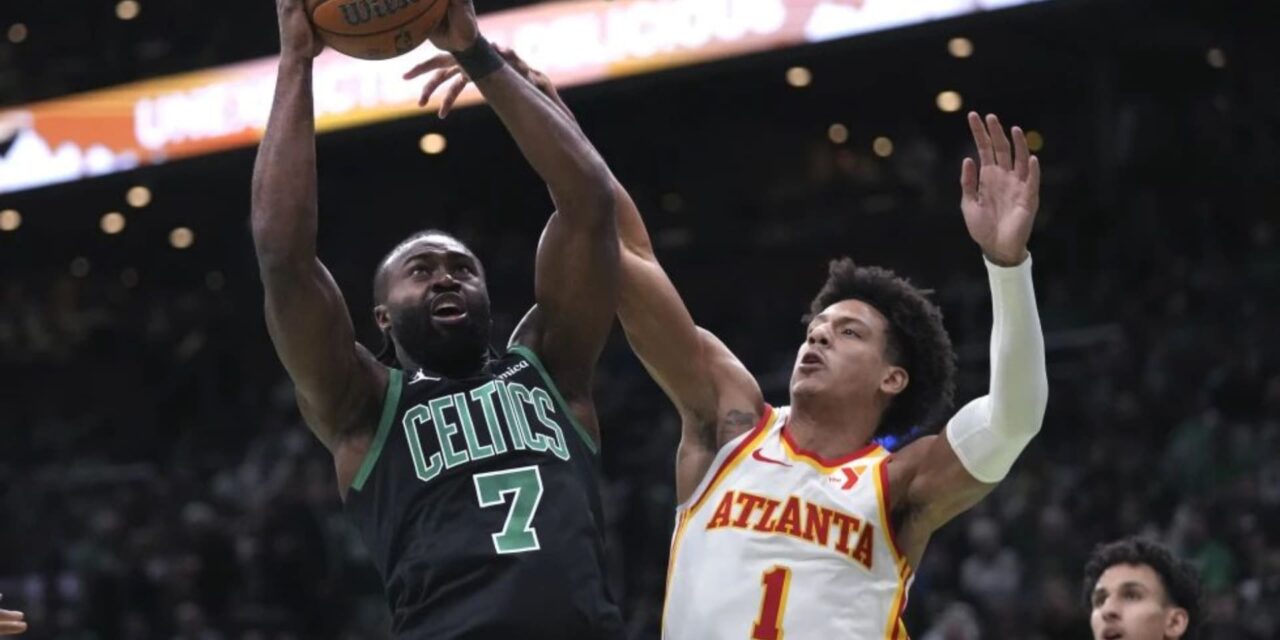 Daniels anota 28 puntos, Johnson logra triple-doble y Hawks vencen a Celtics