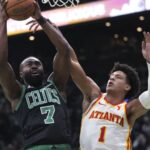 Daniels anota 28 puntos, Johnson logra triple-doble y Hawks vencen a Celtics