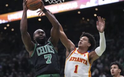 Daniels anota 28 puntos, Johnson logra triple-doble y Hawks vencen a Celtics