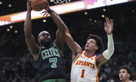 Daniels anota 28 puntos, Johnson logra triple-doble y Hawks vencen a Celtics