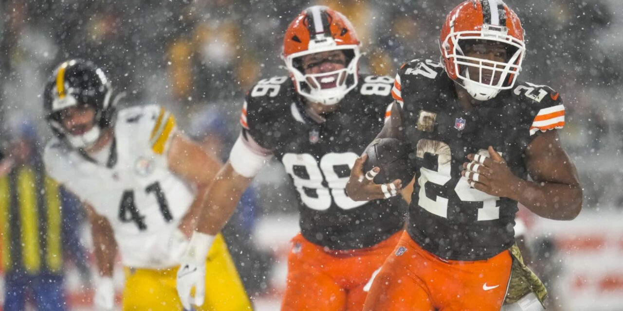 Chubb escapa entre la nieve y anota para que Browns logren triunfo sorpresivo sobre Steelers