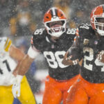 Chubb escapa entre la nieve y anota para que Browns logren triunfo sorpresivo sobre Steelers