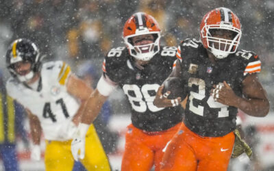 Chubb escapa entre la nieve y anota para que Browns logren triunfo sorpresivo sobre Steelers