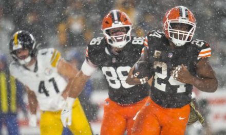 Chubb escapa entre la nieve y anota para que Browns logren triunfo sorpresivo sobre Steelers