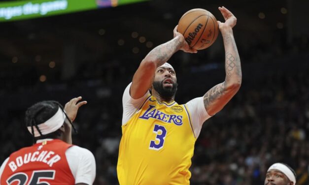 Davis anota 38 tantos por Lakers, que vencen a Raptors 131-125 y logran 1ra victoria de visita