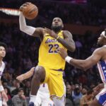 LeBron llega a 114 triples-dobles, en victoria de Lakers 116-106 ante unos 76ers en declive