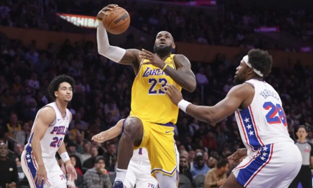 LeBron llega a 114 triples-dobles, en victoria de Lakers 116-106 ante unos 76ers en declive