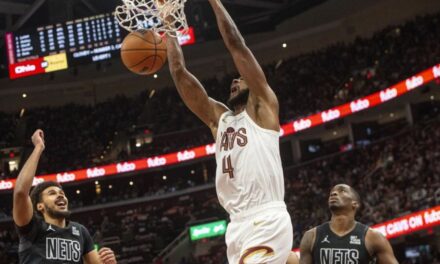 Mobley anota 23 puntos y Cavs siguen invictos tras remontar ante Nets