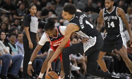 Wembanyama logra récord personal con 50 puntos y 8 triples, y Spurs vencen 139-130 a Wizards