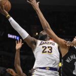 Davis y LeBron guían a Lakers a victoria 120-115 sobre Spurs en defensa del título de NBA Cup