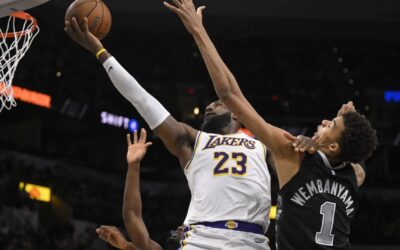 Davis y LeBron guían a Lakers a victoria 120-115 sobre Spurs en defensa del título de NBA Cup