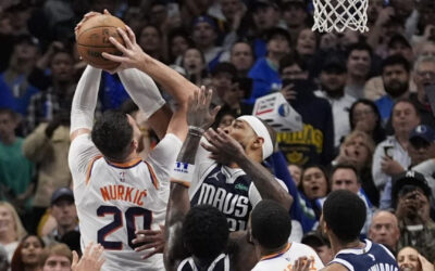 Jusuf Nurkic convierte tiro libre a 0,8 segundos del final y da victoria a Suns sobre Mavs, 114-113