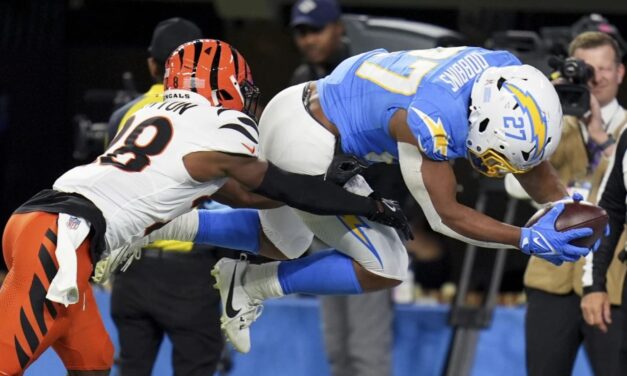 Chargers se imponen 34-27 a Bengals con TD tardío de Dobbins luego de perder ventaja de 21 puntos