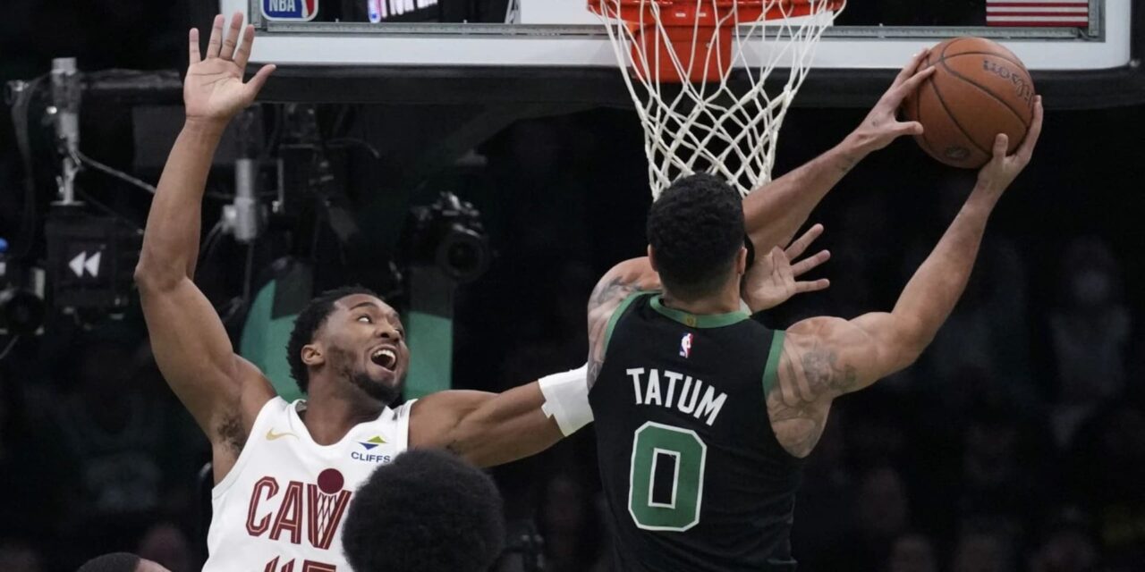 Celtics superan 120-117 a Cavaliers, que sufren su 1ra derrota en la campaña