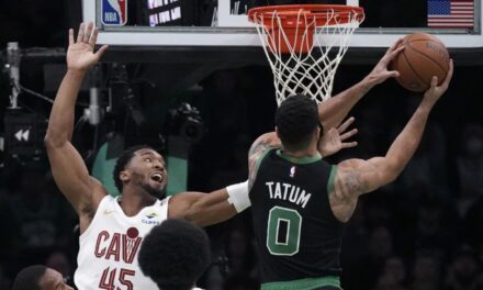 Celtics superan 120-117 a Cavaliers, que sufren su 1ra derrota en la campaña