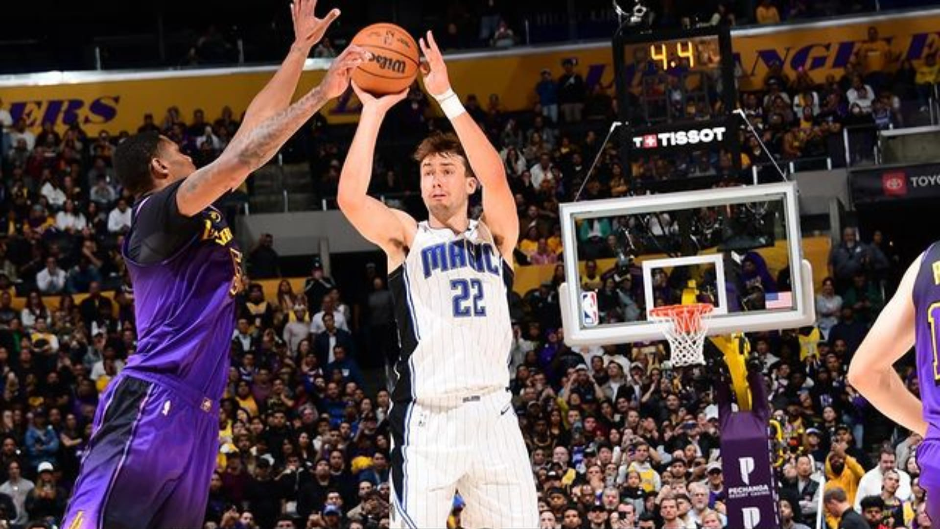 Wagner anota triple decisivo y Magic aprovecha errores de Davis para vencer 119-118 a Lakers