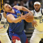 Mavericks desperdician ventaja de 24 puntos pero vencen a Nuggets por 123-120