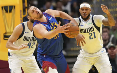 Mavericks desperdician ventaja de 24 puntos pero vencen a Nuggets por 123-120