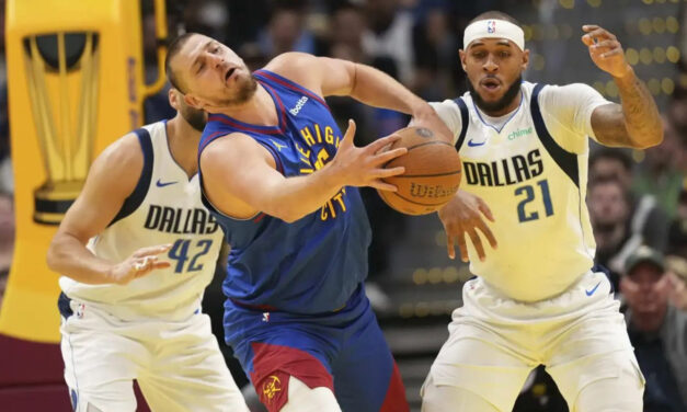 Mavericks desperdician ventaja de 24 puntos pero vencen a Nuggets por 123-120