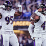 Jackson anota 3 TD, John Harbaugh pasa a 3-0 contra su hermano mientras Ravens vencen a Chargers