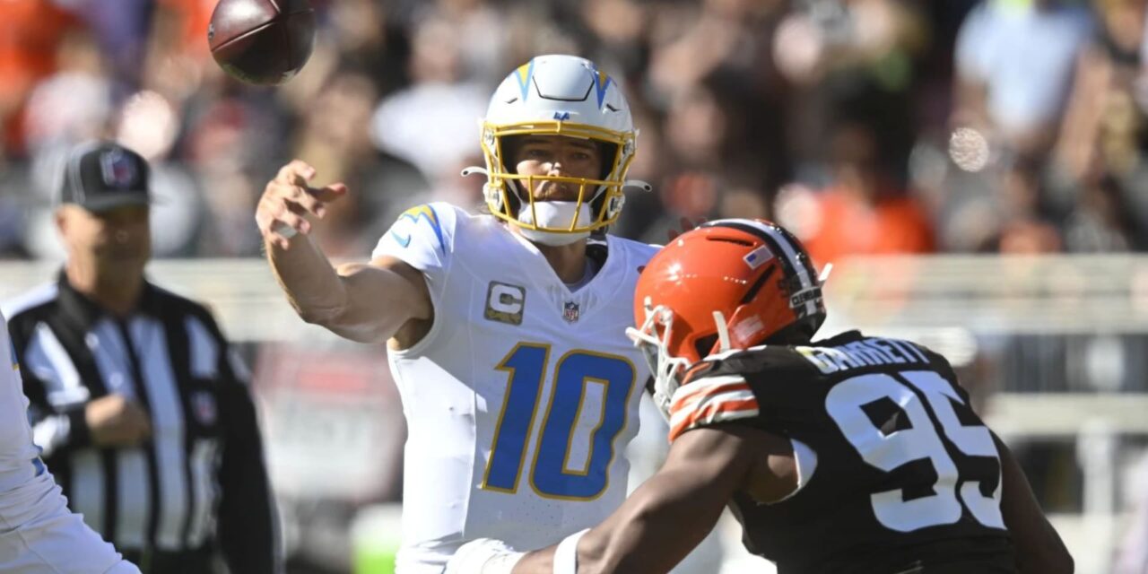 Herbert lanza 2 pases de TD y Chargers aprovechan fallas de Jameis Winston para ganar 27-10 a Browns