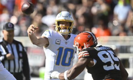 Herbert lanza 2 pases de TD y Chargers aprovechan fallas de Jameis Winston para ganar 27-10 a Browns