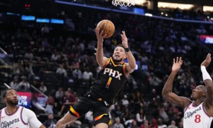 Booker y Durant encabezan remontada de Suns, que vencen 125-119 a Clippers