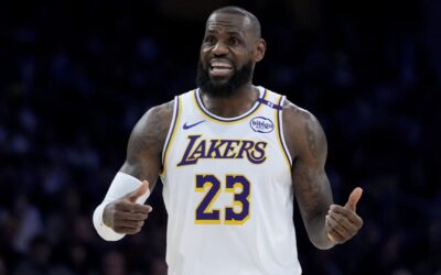 LeBron logra 2do triple-doble seguido, Davis se lesiona en victoria de Lakers 123-103 sobre Raptors