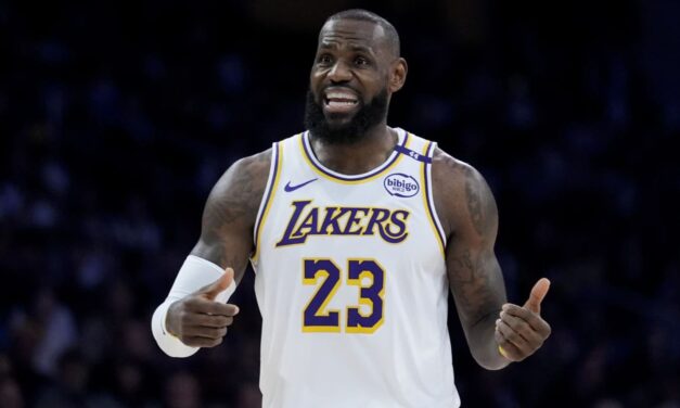 LeBron logra 2do triple-doble seguido, Davis se lesiona en victoria de Lakers 123-103 sobre Raptors