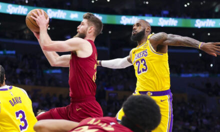 Cavaliers derrotan 122-110 a Lakers y arruinan el primer juego de LeBron tras cumplir 40 años