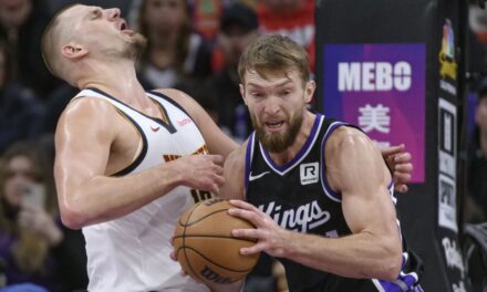 Jokic logra otro triple-doble mientras los Nuggets resisten 130-129 a los Kings