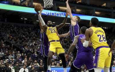 Otro récord para LeBron James en la victoria de los Lakers 113-110 sobre los Kings
