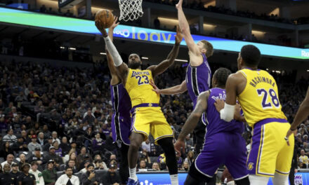 Otro récord para LeBron James en la victoria de los Lakers 113-110 sobre los Kings