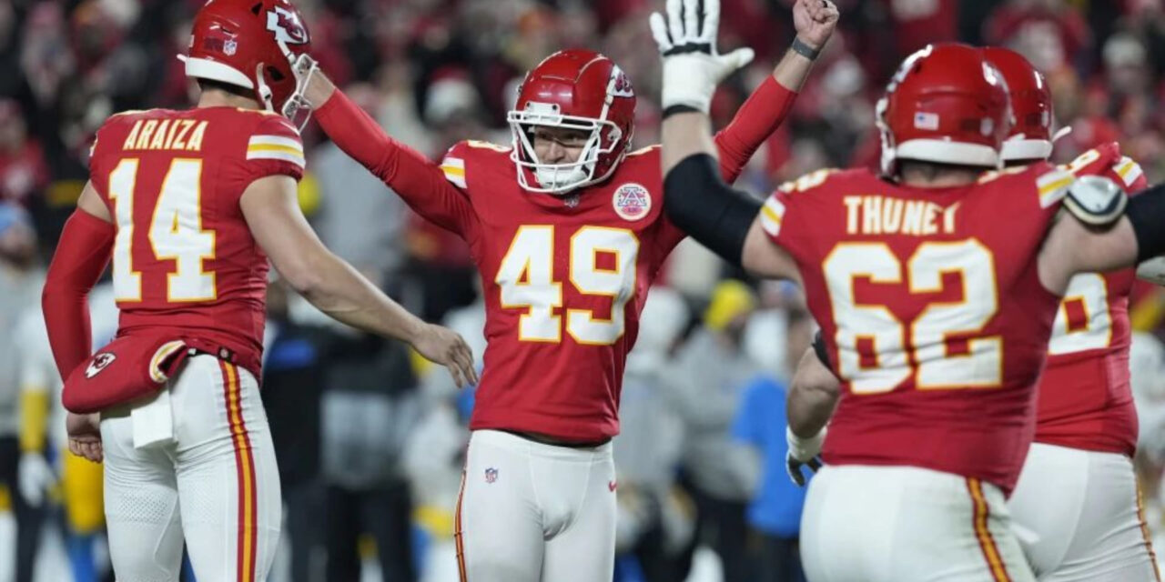 Los Chiefs ganan su 9no título consecutivo del Oeste de la AFC al vencer 19-17 a los Chargers