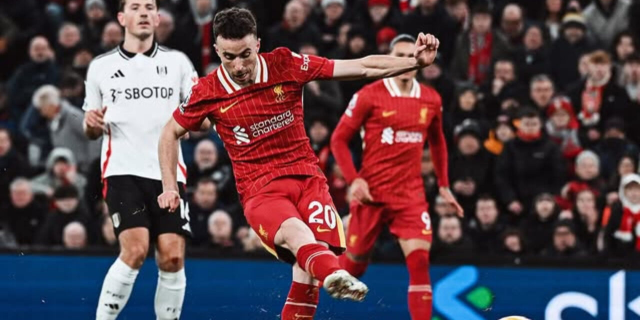 Con 10 jugadores, Liverpool empata ante Fulham en la Premier, pero Arsenal desaprovecha