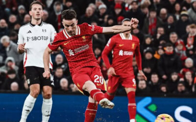 Con 10 jugadores, Liverpool empata ante Fulham en la Premier, pero Arsenal desaprovecha