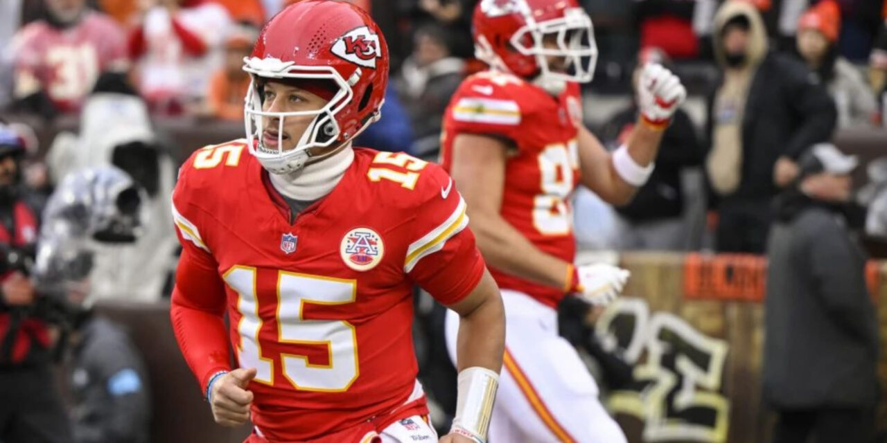 Mahomes lanza 2 pases de TD antes de salir lesionado en victoria de Chiefs 21-7 sobre Browns