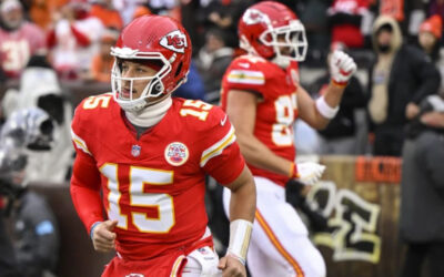 Mahomes lanza 2 pases de TD antes de salir lesionado en victoria de Chiefs 21-7 sobre Browns