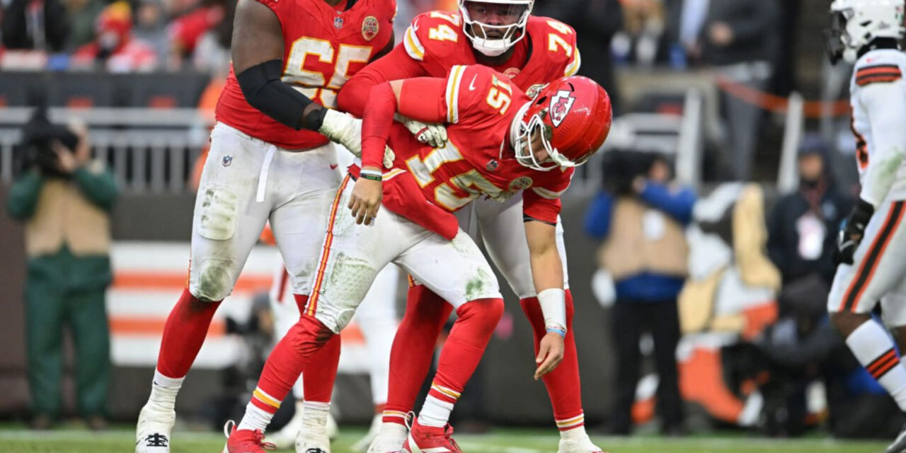 Patrick Mahomes tiene un esguince alto de tobillo