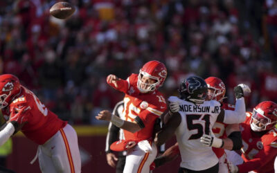 Mahomes lanza un TD y anota corriendo y los Chiefs vencen 27-19 a los Texans