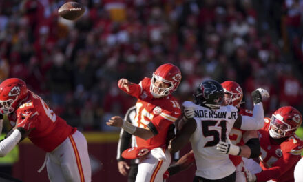 Mahomes lanza un TD y anota corriendo y los Chiefs vencen 27-19 a los Texans