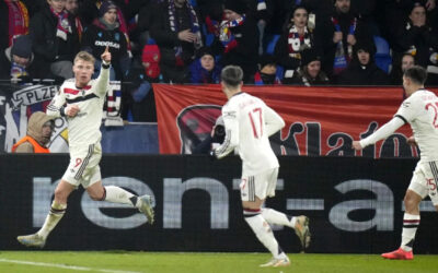 Hojlund anota 2 veces y Manchester United supera 2-1 a Viktoria Pilsen en Liga Europa