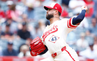Patrick Sandoval pacta por dos años con Boston